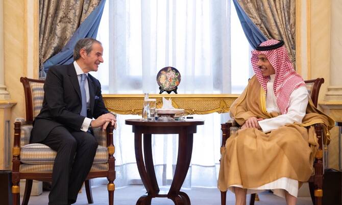 リヤドで、サウジアラビアのファイサル・ビン・ファルハーン外相とラファエル・グロッシ国際原子力機関(IAEA)事務局長。(サウジアラビア報道機関)