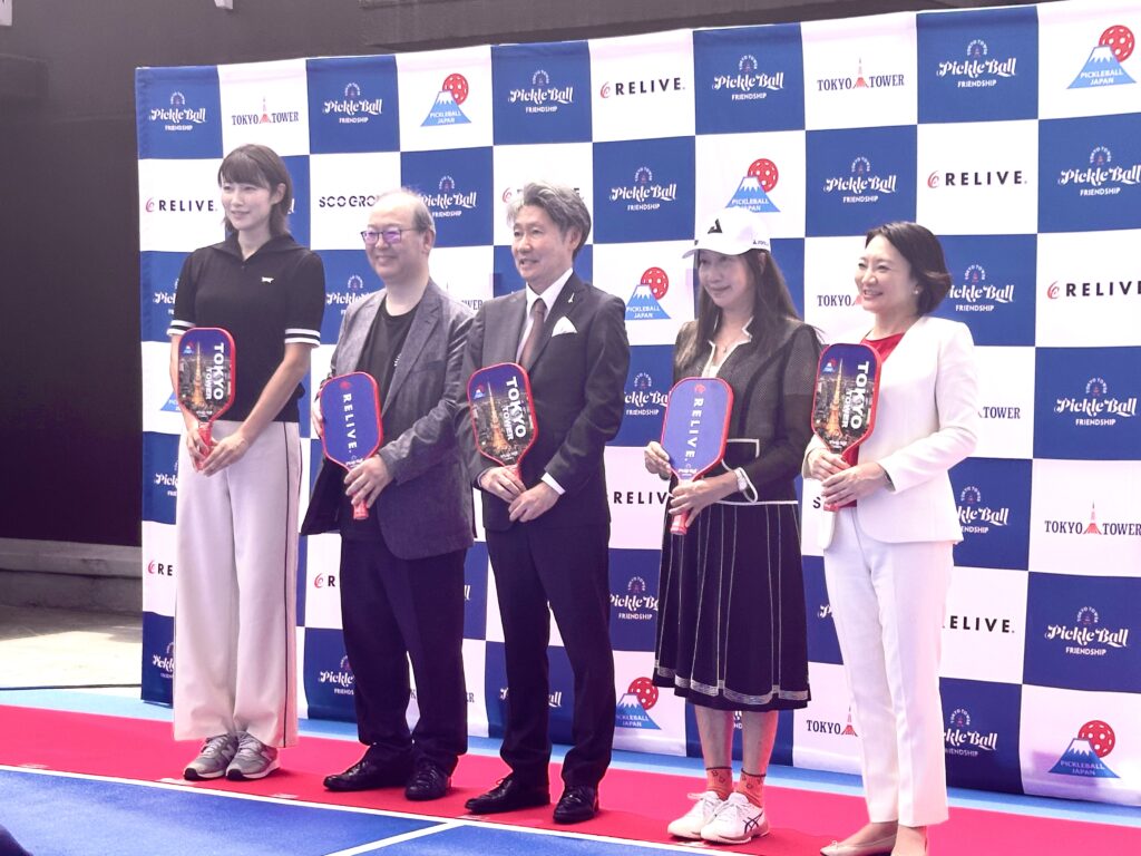 ピックルボールは、テニス、バドミントン、卓球の最高の要素を融合させたエキサイティングで革新的なラケットスポーツであり、ユニークなプレー体験ができる。(ANJ）