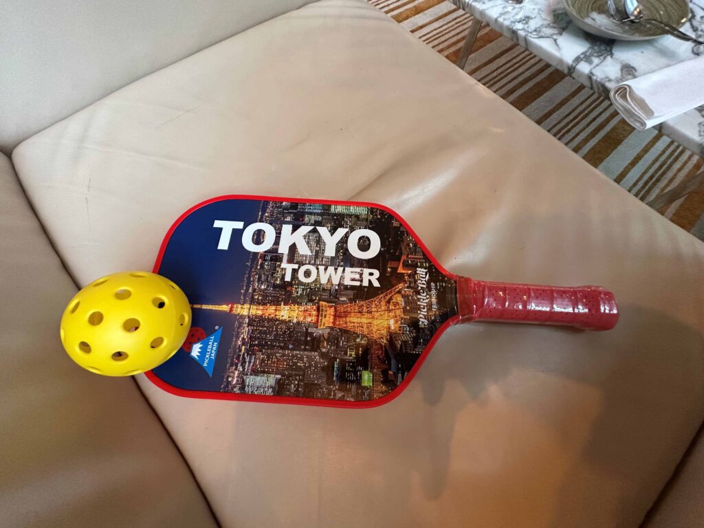 ピックルボールは、テニス、バドミントン、卓球の最高の要素を融合させたエキサイティングで革新的なラケットスポーツであり、ユニークなプレー体験ができる。(ANJ）
