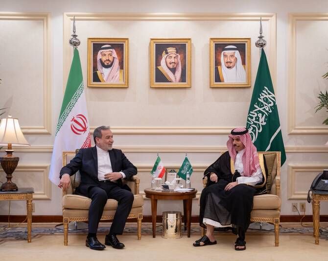サウジアラビアのファイサル・ビン・ファルハン外相は火曜日、マッカでイランのアッバース・アラグチ外相を迎えた。(@KSAMOFA)