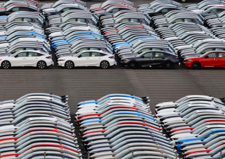 2025年7月23日、東京近郊の横浜にある工業港の車両保管場で、ドナルド・トランプ米大統領が日本との自動車輸入関税引き下げを含む貿易協定に合意した の日に、ホンダ車が並んでいる。(ロイター)