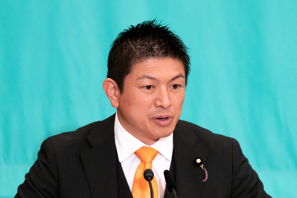 2025年7月2日、東京・日本記者クラブで、他の政党の党首たちとの討論会で発言する、参政党の神谷 宗幣氏。(REUTERS)