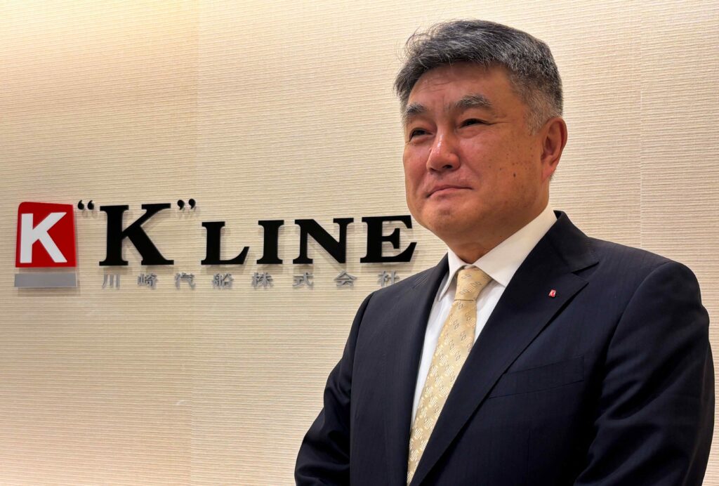 川崎汽船株式会社(通称「K」ライン)の社長兼最高経営責任者(CEO)である五十嵐武宣氏が、2025年7月16日、日本・東京でロイター通信のインタビュー中に写真撮影に応じる。(REUTERS)
