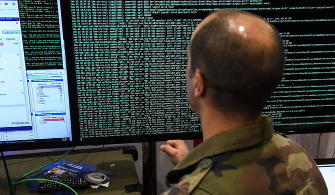 リールのサーバーで作業するサイバー防衛を専門とする軍人。(AFP=時事)