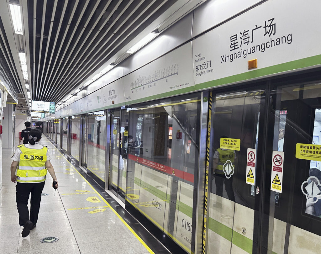2025年8月1日、中国東部の蘇州にある地下鉄駅のホームで、中国在住の日本人女性が男性に襲われ、負傷したと報じられた。警備員がパトロールを行っている。(共同通信社 via A
