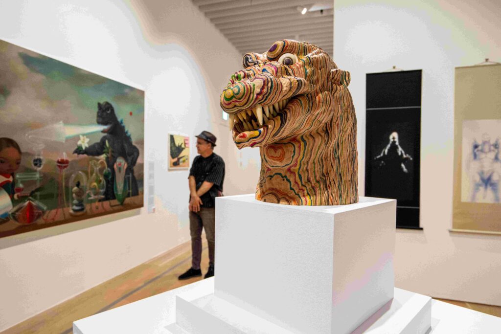 2025年6月26日、東京・森アーツセンターギャラリーで開催されたゴジラ生誕70周年記念展「GODZILLA THE ART」を訪れた男性。(AFP=時事)
