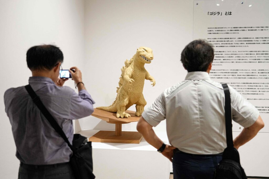 2025年6月26日、東京・森アーツセンターギャラリーで開催されたゴジラ生誕70周年記念展「GODZILLA THE ART」を訪れた人々。(AFP=時事)