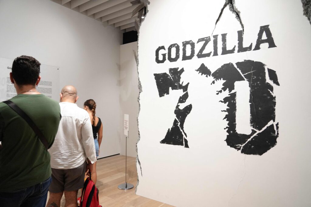 2025年6月26日、東京・森アーツセンターギャラリーで開催されたゴジラ生誕70周年記念展「GODZILLA THE ART」のロゴ。 (AFP=時事)