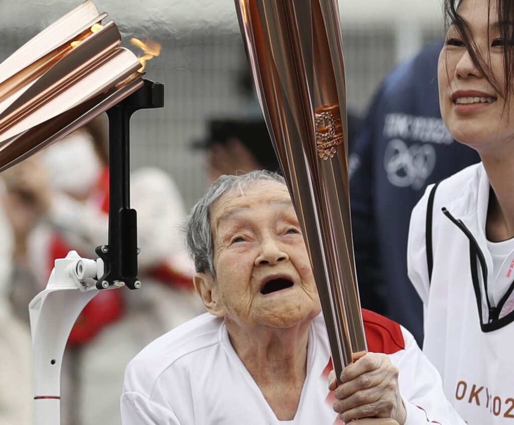 奈良県大和郡山市で行われた東京五輪の聖火リレーでトーチを持つ香川滋子さん(2021年4月12日撮影)。(共同通信 via AP)