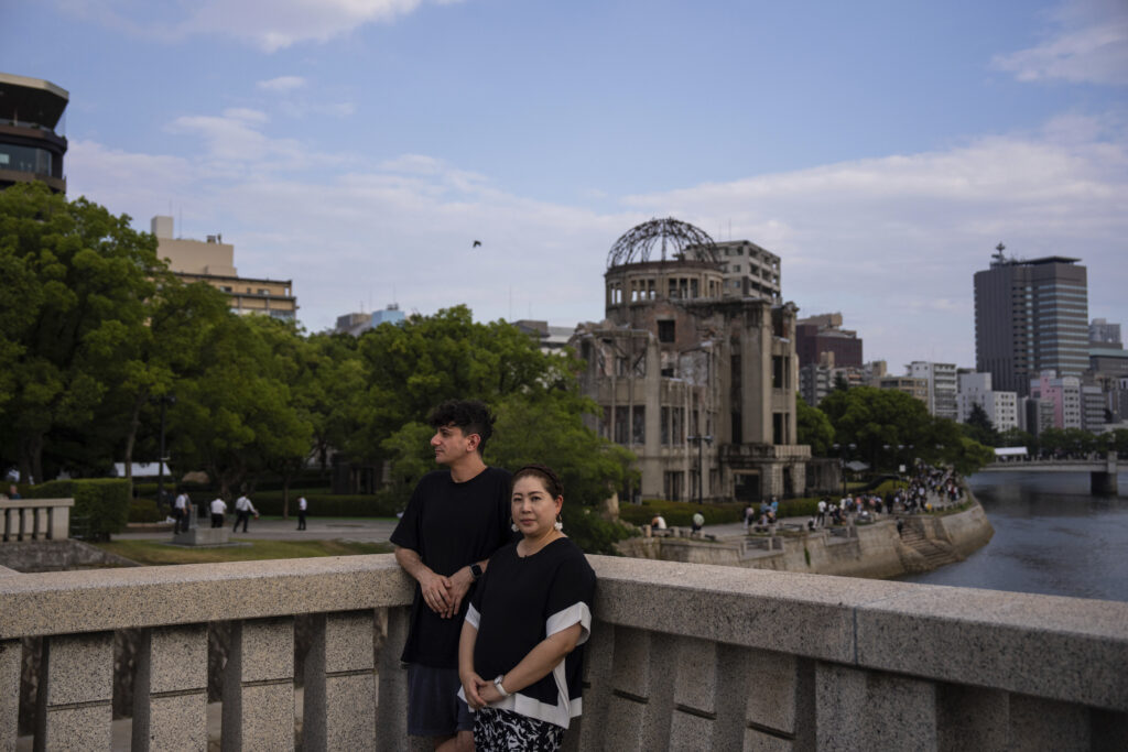 広島の原爆ドームの前で、左がアリ・ベザーさん、右が原田小鈴さん。(AP)