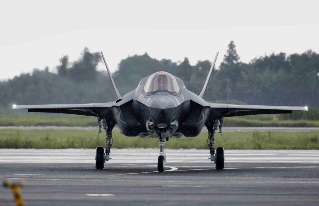 日本初のF-35Bステルス戦闘機3機のうちの1機が、2025年8月7日木曜日、日本南部の新富町にある航空自衛隊新田原基地に到着した。(佐藤拓己/共同通信社 via AP)