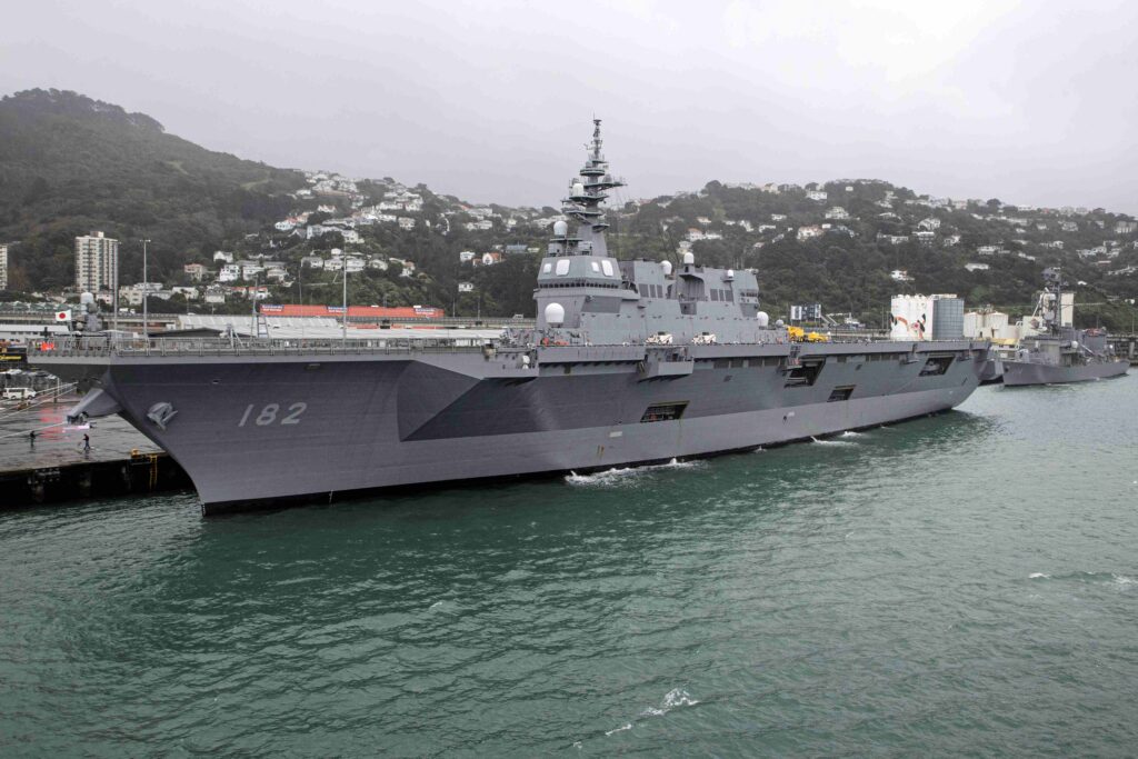 2025年8月8日金曜日、海上自衛隊の2隻の艦艇、JSいせと護衛艦JSすずなみがニュージーランドのウェリントン港に接岸し、3日間の儀式的な寄港を開始した。(モニーク・フォード/スタッフ via AP)