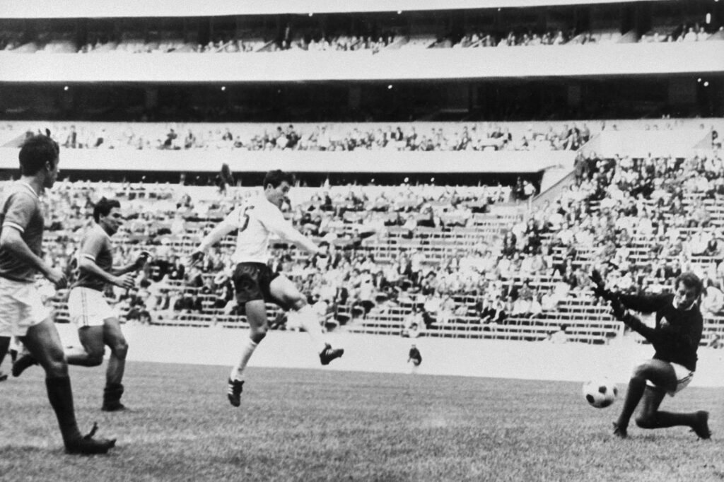 写真は1968年10月24日、メキシコ・シティで開催されたメキシコ五輪のメキシコ戦でゴールを決める日本の釜本邦茂（C）。
