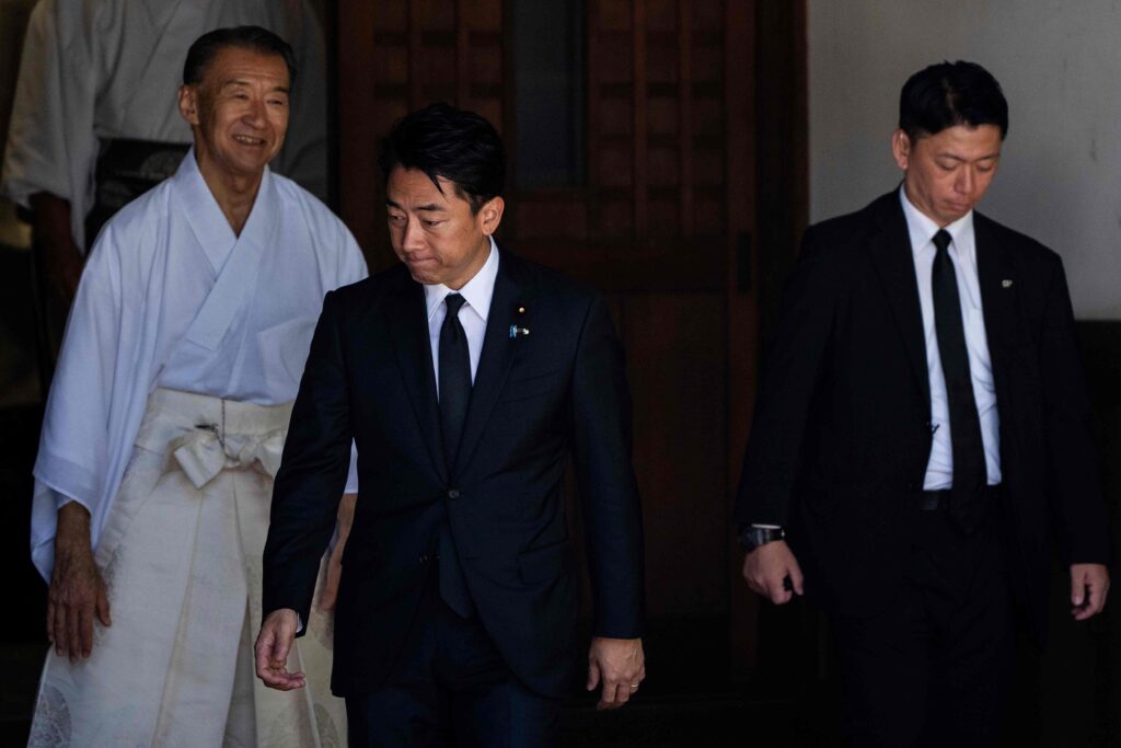戦後80年の参拝を終え、靖国神社を後にする小泉進次郎農相（前列左）。(AP写真)