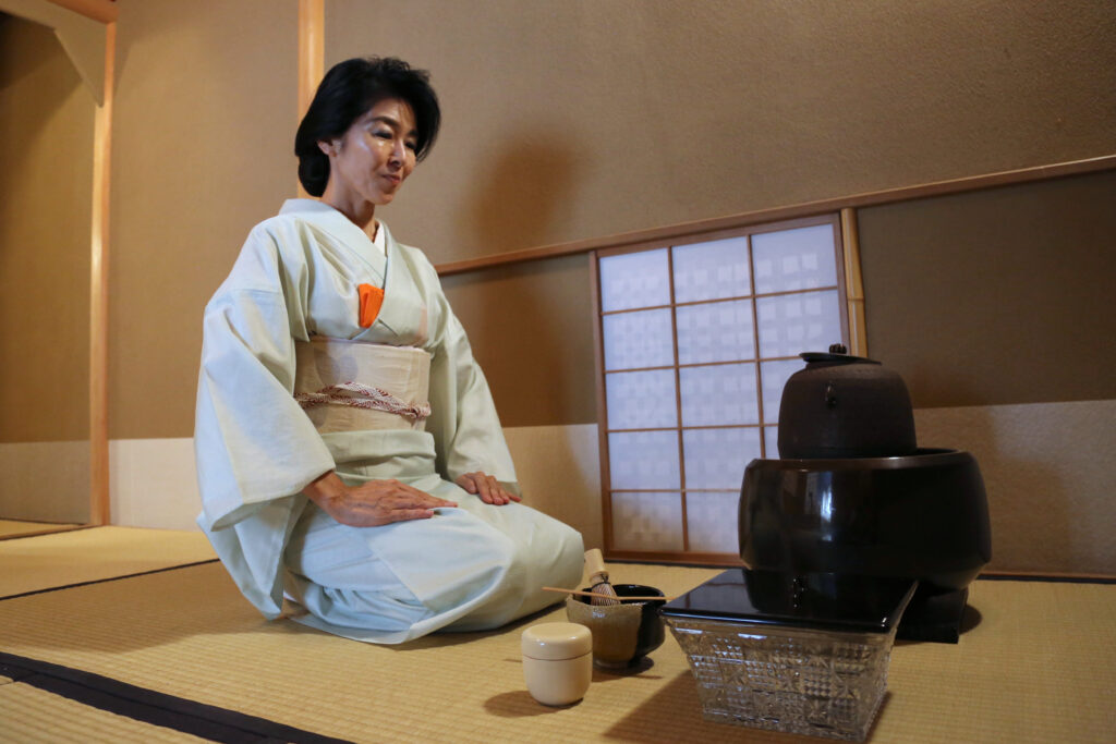 東京の茶室で茶道を披露する茶道家・金子桂子氏。(AP)
