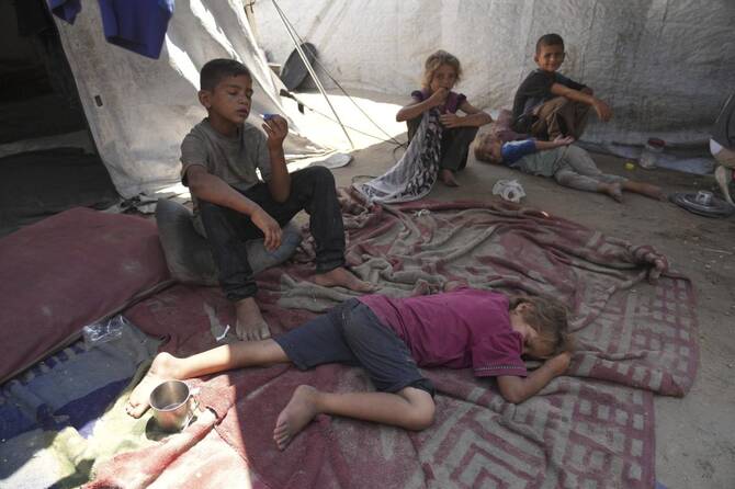 2025年7月24日(木曜日)、ガザ市のパレスチナ難民キャンプで、ソブ家の子供たちがテントの中で休んでいる。(AP Photo/Jehad Alshrafi)