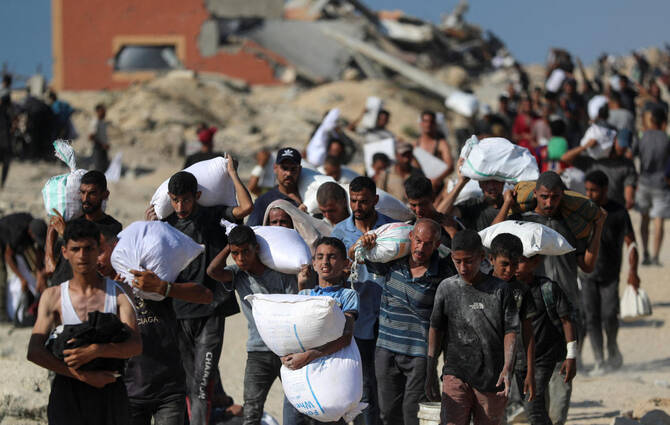 22 ヶ月近くに及ぶ戦争の後、イスラエルがガザへの食糧援助を少しずつ許可しているが、その食糧は、砲火の下、命を危険にさらしてパレスチナ人が押収している。(REUTERS)