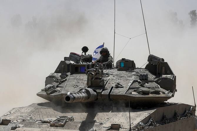 2025年5月20日、イスラエル南部のガザ地区との国境で軍用車両に乗るイスラエル軍兵士。(ファイル/AFP)