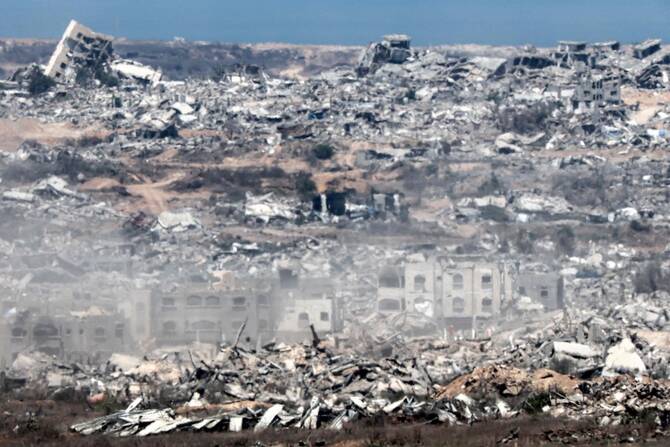 イスラエルがガザを制圧するという計画は、包囲されたガザ地区における22ヶ月間の攻勢をさらにエスカレートさせるものだ。上はガザ地区の破壊された建物。(AFP＝時事）