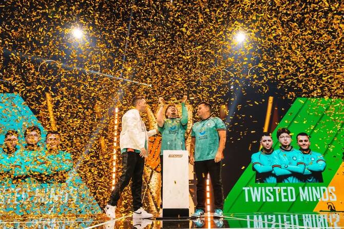 リヤドで開催されたEスポーツ・ワールドカップでCall of Duty: Warzoneの優勝を祝うTwisted Mindsのメンバー。(提供)