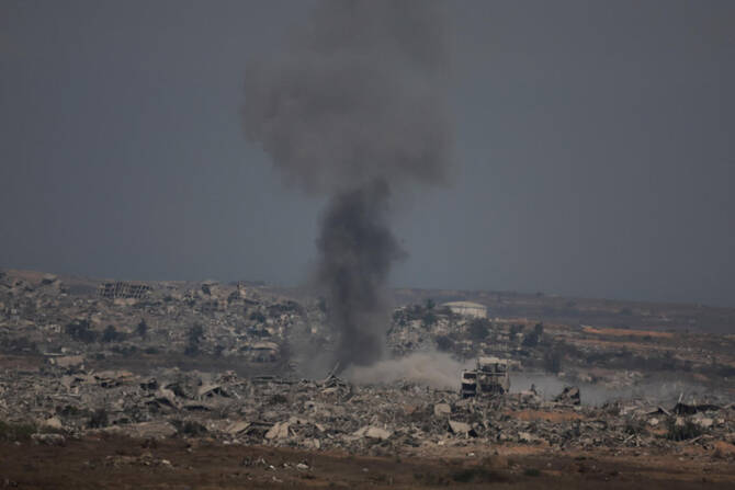 目撃者と医療関係者によると、イスラエル軍の飛行機と戦車は一晩中、ガザ市東部地区を再び攻撃した。(ロイター)