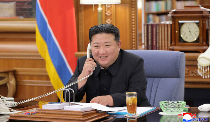 北朝鮮の平壌で、ロシアのプーチン大統領と電話会談する金正恩委員長（朝鮮中央通信が2025年8月13日に発表した写真）。(REUTERS)