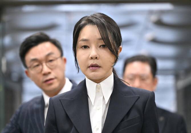 検察は、元大統領夫人キム・ギョンヒ氏が、株式操作や汚職など一連の容疑で火曜日遅く逮捕されたと発表した。(FILE/AFP)