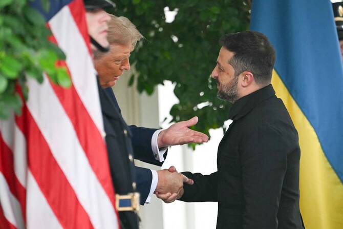 ホワイトハウスに到着し、ドナルド・トランプ米大統領に出迎えられるウクライナのヴォロディミル・ゼレンスキー大統領（AFP＝時事）
