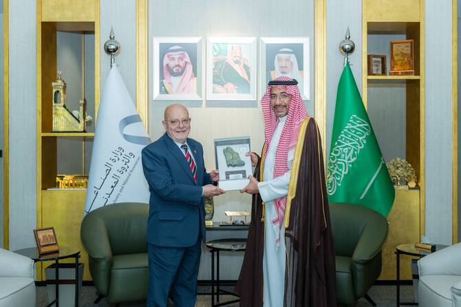 サウジアラビアのバンダル・アルホラエフ産業・鉱物資源大臣は、リヤドでシリアのモハメド・ニダル・アル＝シャール経済産業大臣と会談した。X/サウジアラビア産業鉱物資源省