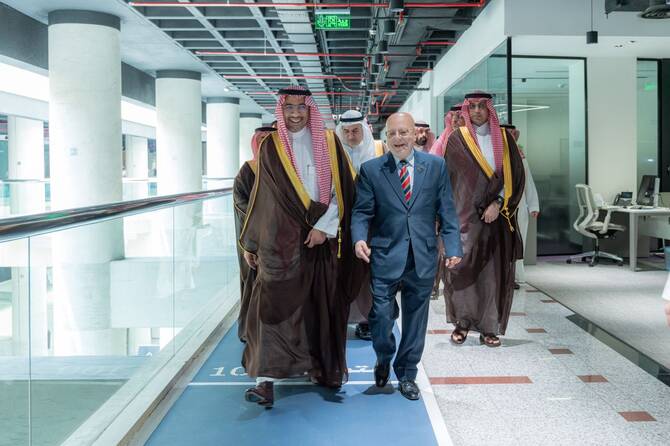 サウジアラビアのバンダル・アルホラエフ産業・鉱物資源大臣は、リヤドでシリアのモハメド・ニダル・アル＝シャール経済産業大臣と会談した。X/サウジアラビア産業鉱物資源省