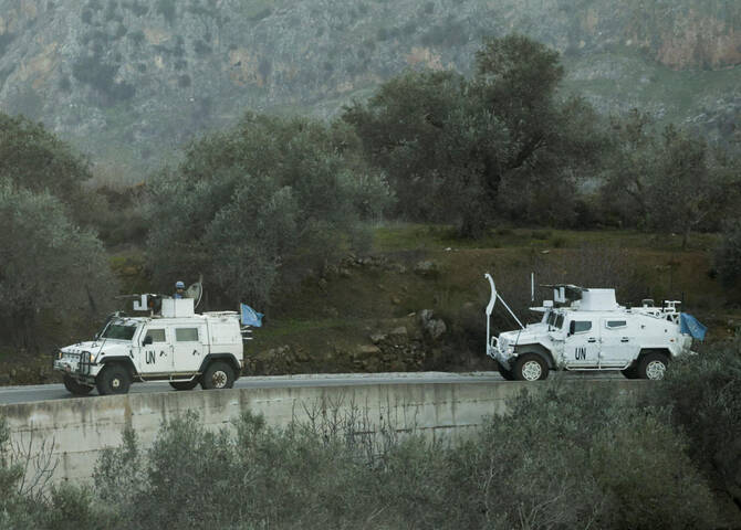 レバノン南部マルジャユーンの道路を走る国連平和維持軍（UNIFIL）の車両（2025年1月20日）。(ロイター）