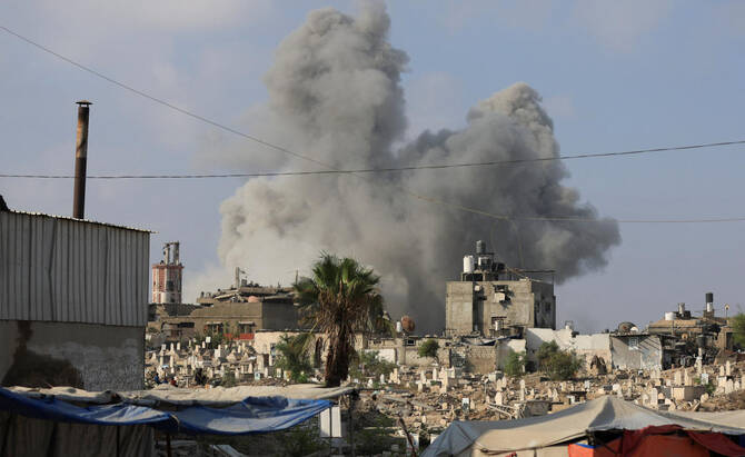 上は、2025年8月22日、ガザ市でのイスラエル軍の空爆後に立ち上る煙。イスラエルの国防大臣は金曜日、ハマスがイスラエルの条件を受け入れない限り、ガザ市は破壊される可能性があると警告した。(ロイター)