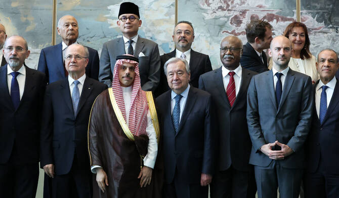 サウジアラビアのファイサル・ビン・ファルハーン外相(3L)と国連事務総長(C)。(AFP=時事)