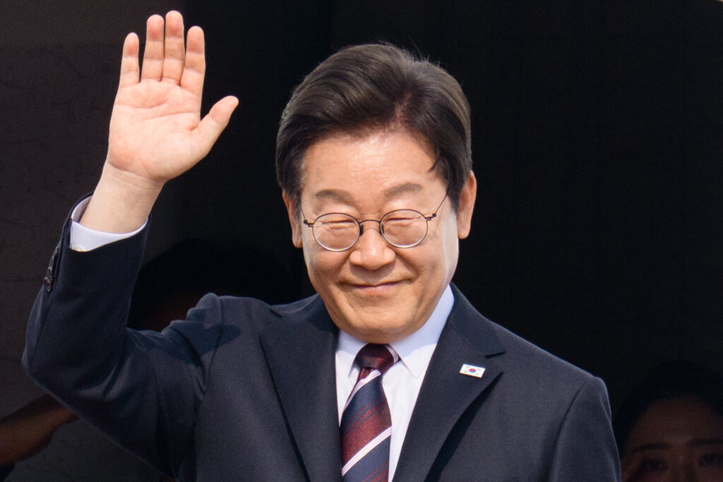 李大統領の土曜訪問は、日本がアメリカより先に訪問するという異例の順序で行われ、主に貿易と防衛問題について、ドナルド・トランプ米大統領とのワシントンでの重要な最初の首脳会談に向けてより良い準備をするのに役立っている。(AFP)