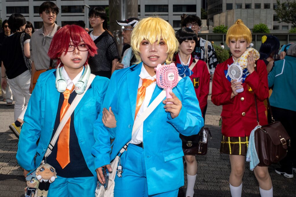 通常名古屋で開催されるこの毎年恒例の祭典では、世界中から何千人もの人々が、精巧な衣装、風変わりな髪型、奇抜なフェイスペイントで、自分が選んだアニメ、マンガ、ゲームのスターたちになりきっている。(AFP)