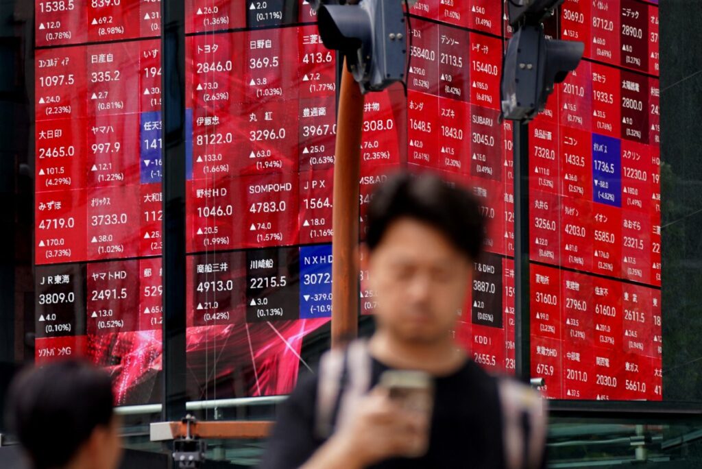 東京証券取引所で日経平均株価を表示する電子相場板（2025年8月12日、東京都千代田区）（AFP＝時事