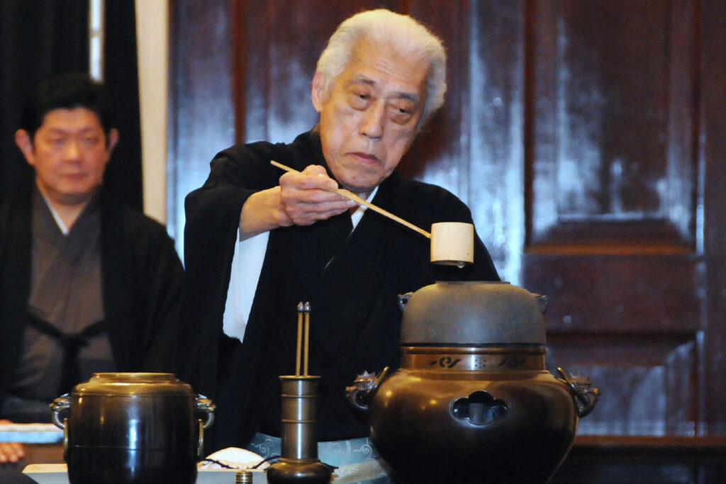 彼は2002年に茶道の流派の長を退き、その地位を息子に譲ったが、亡くなるまで活動を続けた。(AFP)