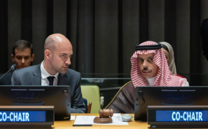 サウジアラビアのファイサル・ビン・ファルハーン外相とフランスのジャン=ノエル・バロ外相が国連会議の共同議長を務める。(SPA)