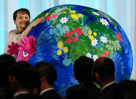 第九回アフリカ開発会議（TICAD9）の歓迎レセプションで、横浜で開催される2027年国際園芸博覧会のマスコットキャラクター、トゥンク・トゥンクに抱きつく石破茂首相の妻、石破淑子さん（2025年8月20日、日本・横浜市）。(ロイター）