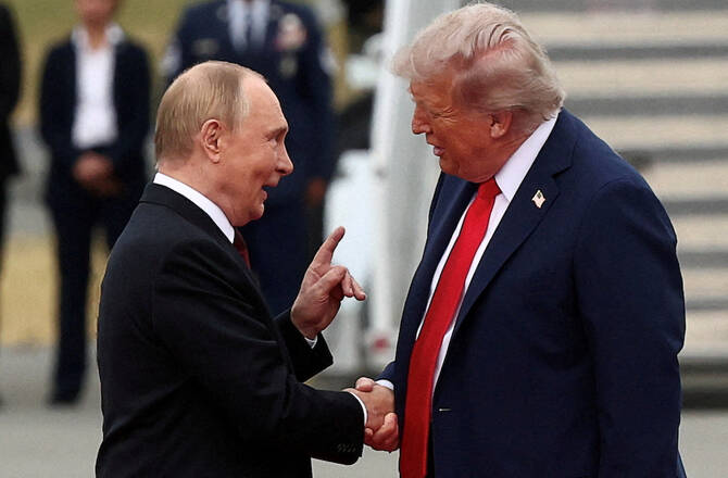 ウクライナ戦争終結に向けた交渉のため、ロシアのプーチン大統領と握手するドナルド・トランプ米大統領。(ロイター）