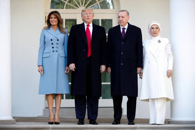 2019年、ワシントンのホワイトハウスで、ドナルド・トランプ米大統領とメラニア・トランプ大統領夫人は、トルコのエルドアン大統領とエミーネ・エルドアン夫妻と並んでいる。(ロイター)