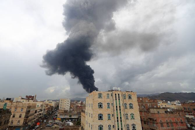 2025年8月24日、イエメンの首都サヌアへのイスラエル軍の空爆後、煙が立ち込める。(AFP=時事)