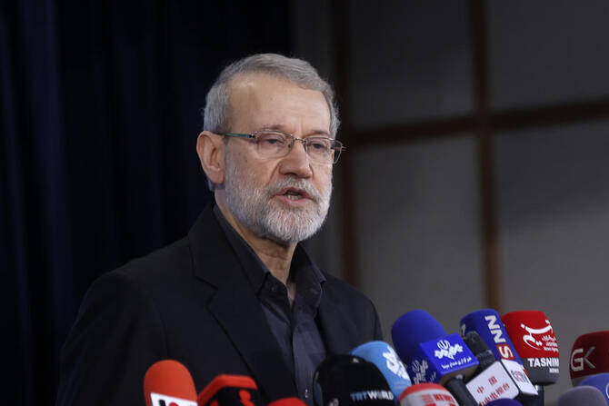 メディアと話すイランのアリ・ラリジャニ元国会議長。(ファイル/AP)