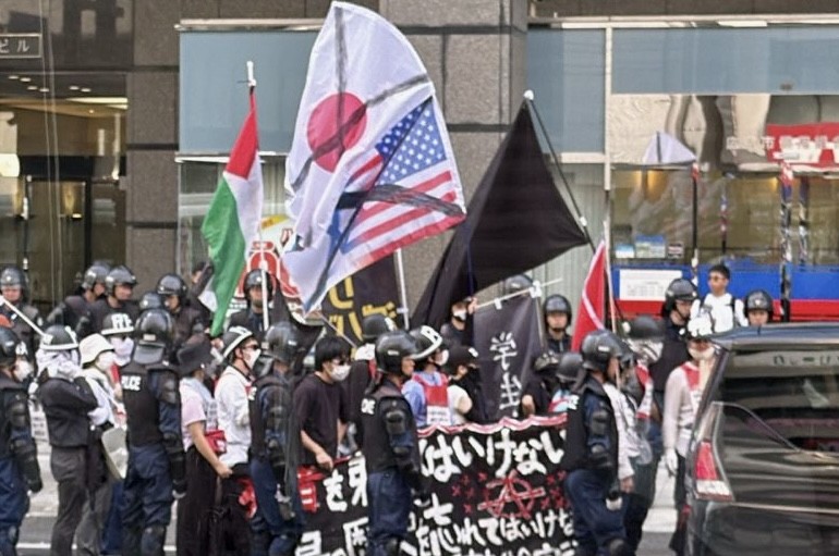 約500の反戦・反核市民団体が2日、広島の原爆ドーム付近で原爆犠牲者を追悼する公式式典に合わせてデモを行った。(ANJ）