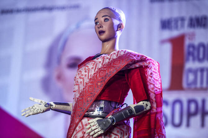 2020年2月18日、ハンソン・ロボティクスのヒューマノイドロボット「ソフィア」が、インドのコルカタで開催されたAIに関する会議に出席した。(AFP)