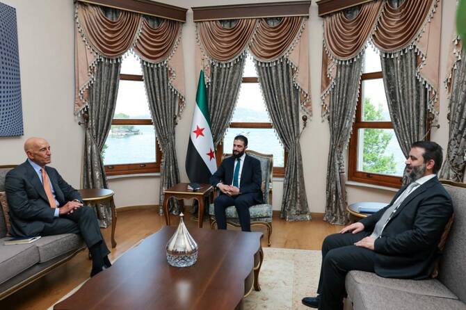 アフメド・アル・シャラア・シリア大統領(C)アサード・ハッサン・アル・シャイバニ・シリア外相と会談するトーマス・バラック米シリア特使(左)。(ファイル/AFP)