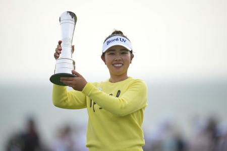 全英女子オープンで優勝し、トロフィーを手にポーズをとる山下美優（日本）。(AP)